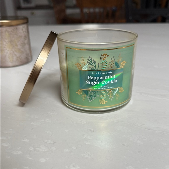 Bath & Body Works Green and Gold Candle - Picture 1 of 3